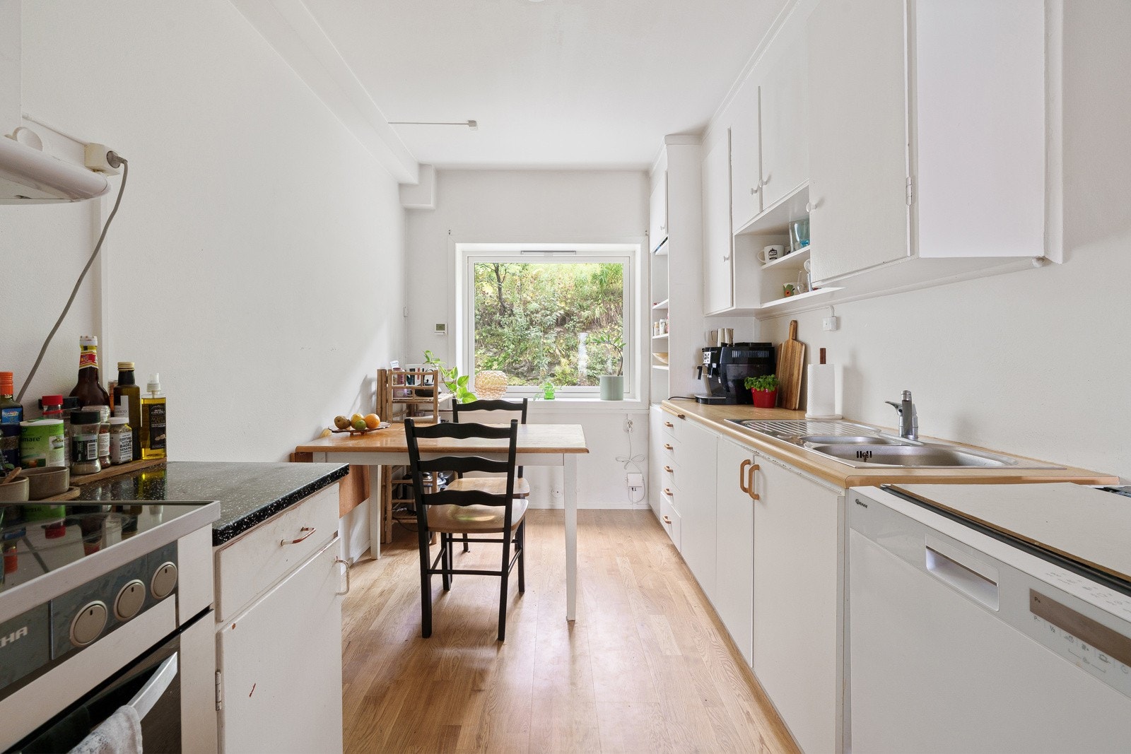 Kjøkkenet har tilstrekkelig med skap- og benkeplass. Galleribilde