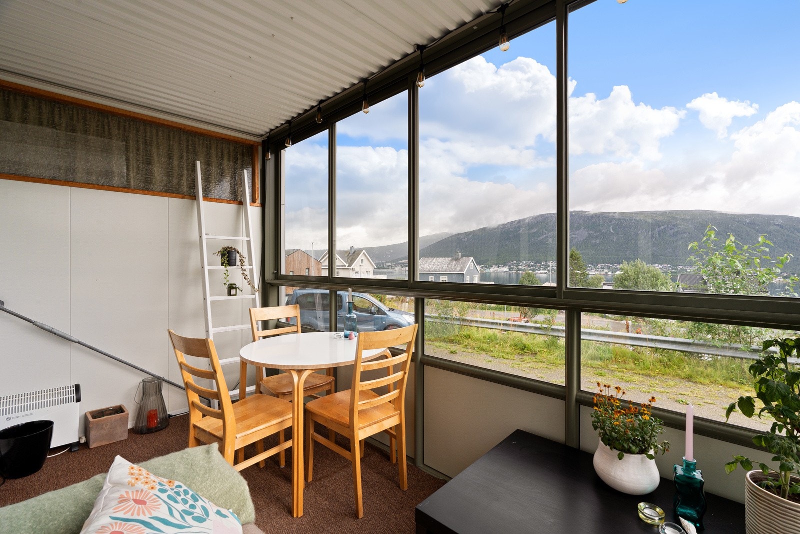 Verandaen funker like fint sommer som vinter. Fin utsikt nordover i sundet. Galleribilde