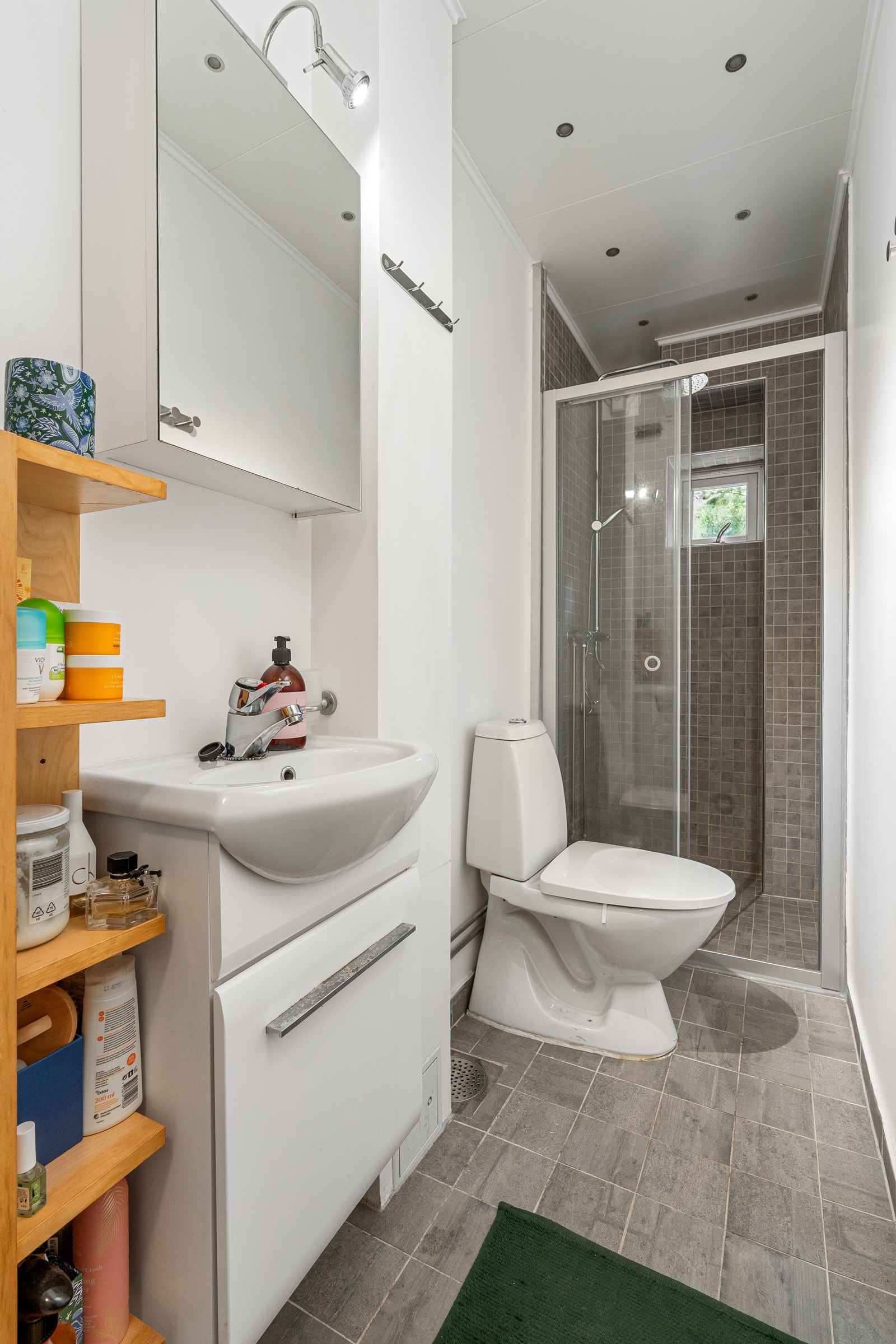 Badet er renovert i eiers tid og er utstyrt med dusj, toalett og servant. Galleribilde