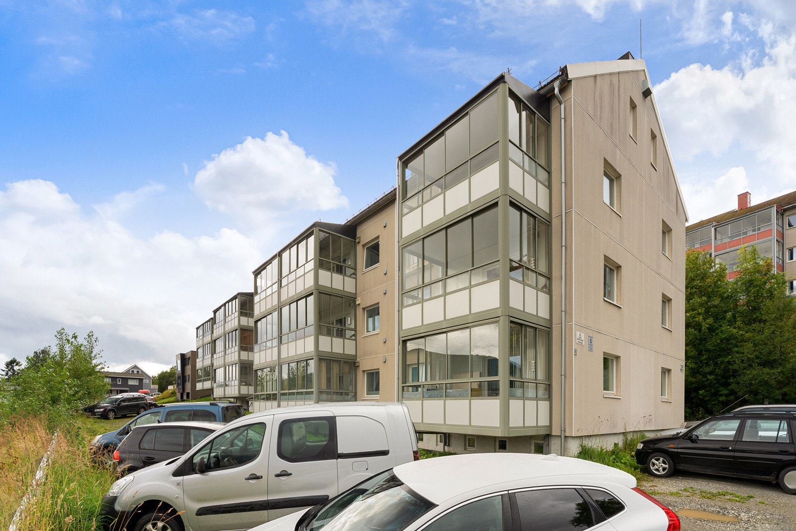 Leiligheten ligger fint til i en høy 1. etasje, uten innsyn, og med fantastisk utsikt. Aksjelaget har oppstillingsplasser for bil rett utenfor blokka. Galleribilde