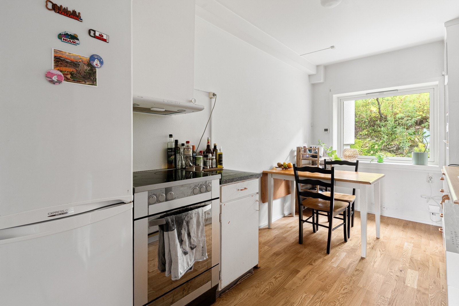 Det er også plass for sittegruppe på kjøkkenet. Galleribilde