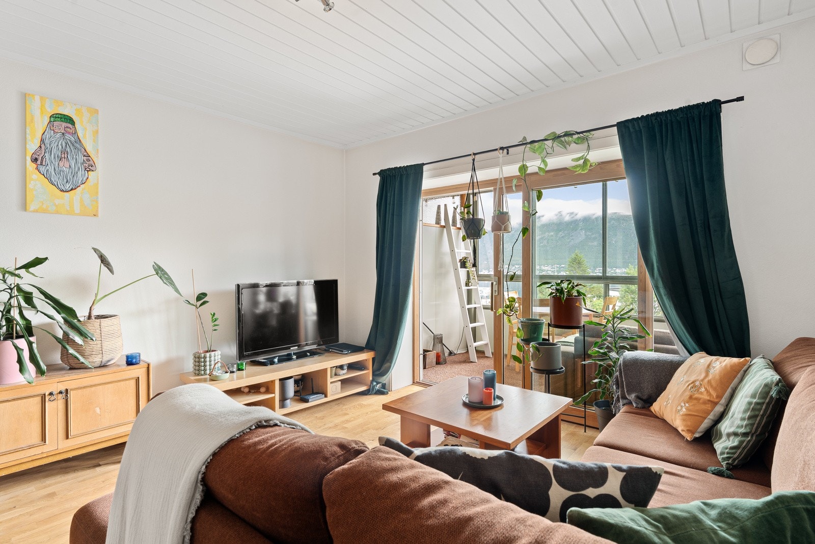 En lys og praktisk 2-roms med kvaliteter som god planløsning, stor innglasset veranda, nydelig utsikt og oppstillingsplass for bil. Galleribilde