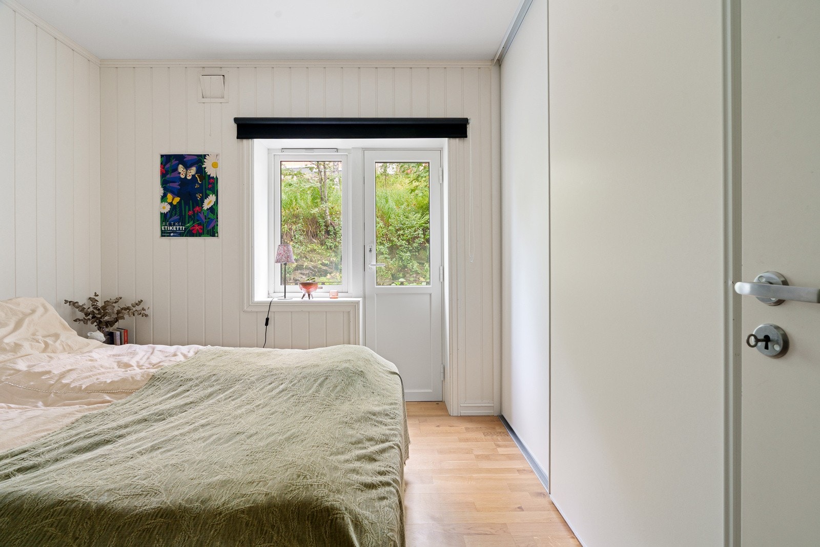 Det er satt inn store garderobeskap på soverommet. God oppbevaringsplass og utgang til franks balkong. Galleribilde