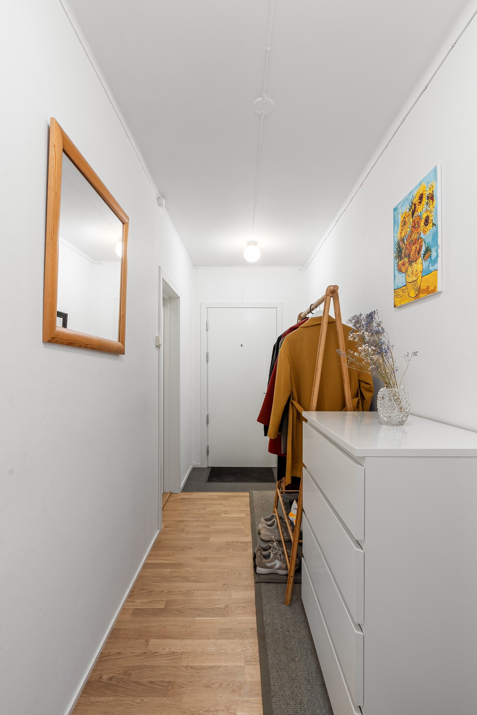 Velkommen inn! Gang med muligheter for oppbevaring av klær og sko. Galleribilde