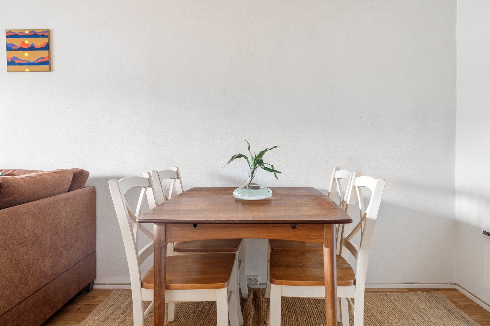 Spisebordet finner sin naturlige plass mellom stue og kjøkken. Galleribilde