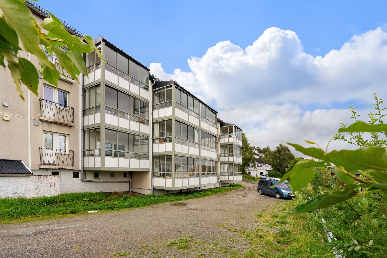 Fasade. Det er i nyere tid etablert vinterhager til leiligheten. Galleribilde