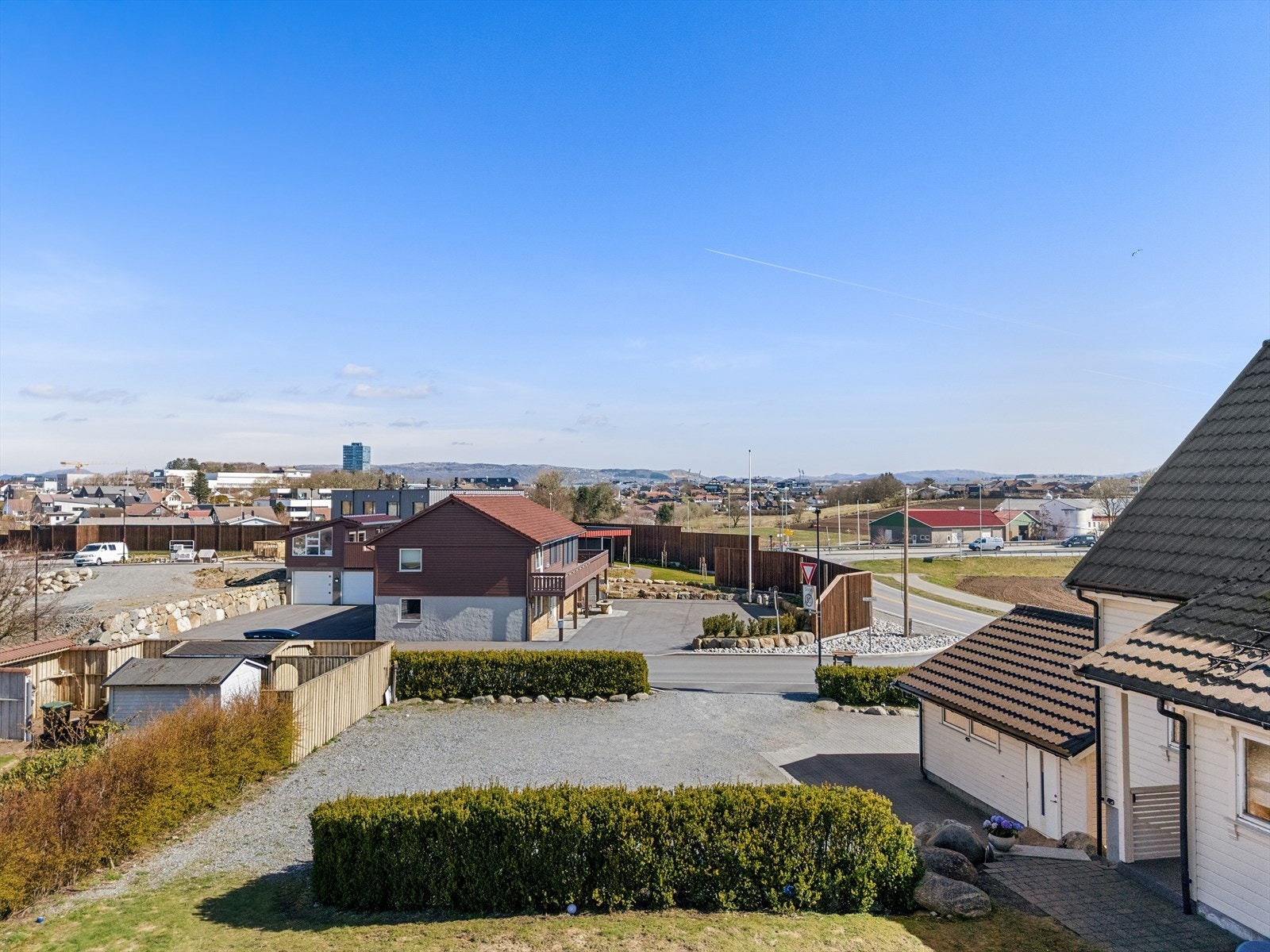 Området er under utvikling - Reehagen ligger like over veien. Her bygges eneboliger, rekkehus og leiligheter. Galleribilde