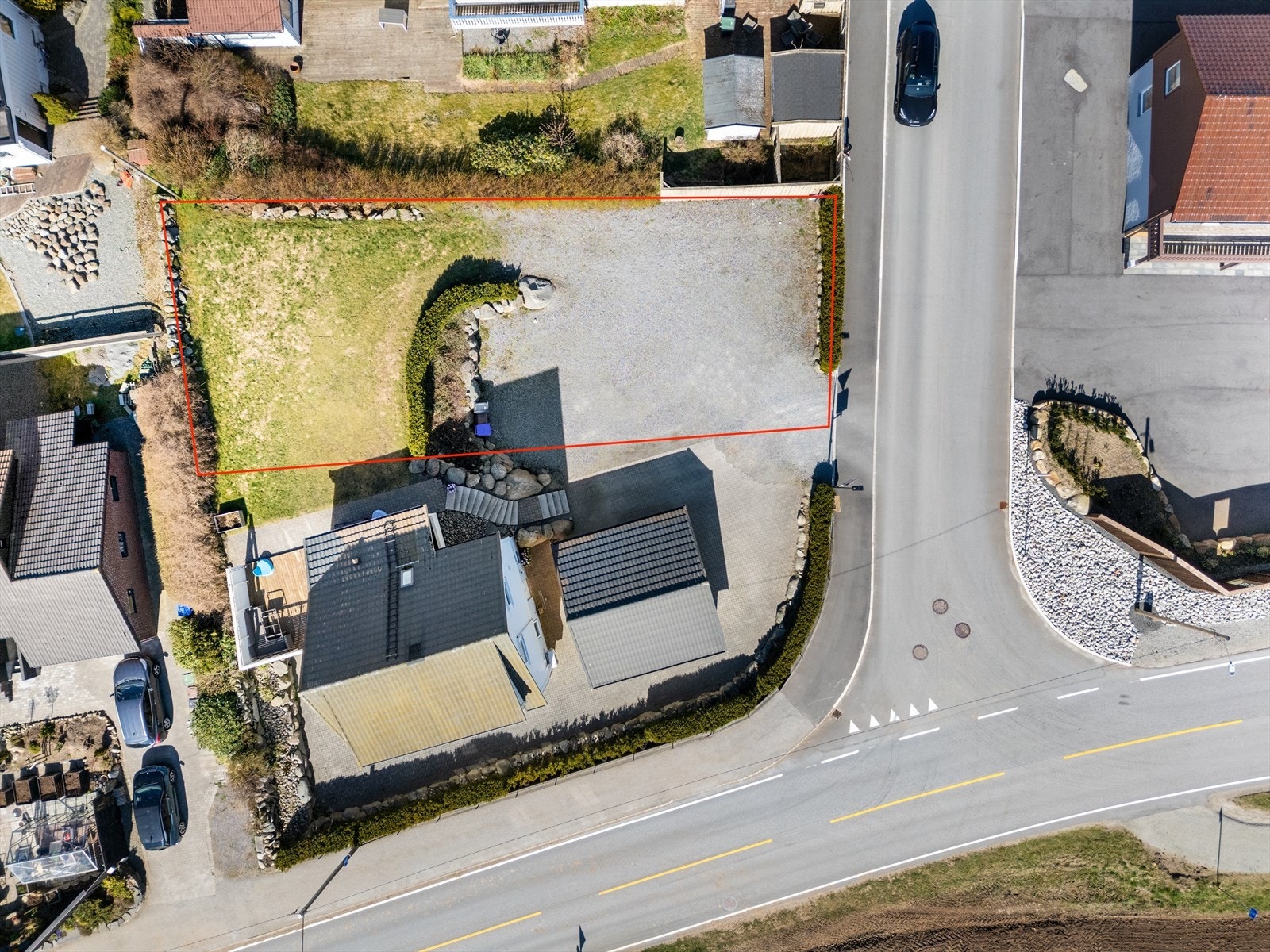 Tomten ligger i et allerede etablert boligfelt, med Reehagen like over veien, som er et boligområde under utvikling. Galleribilde