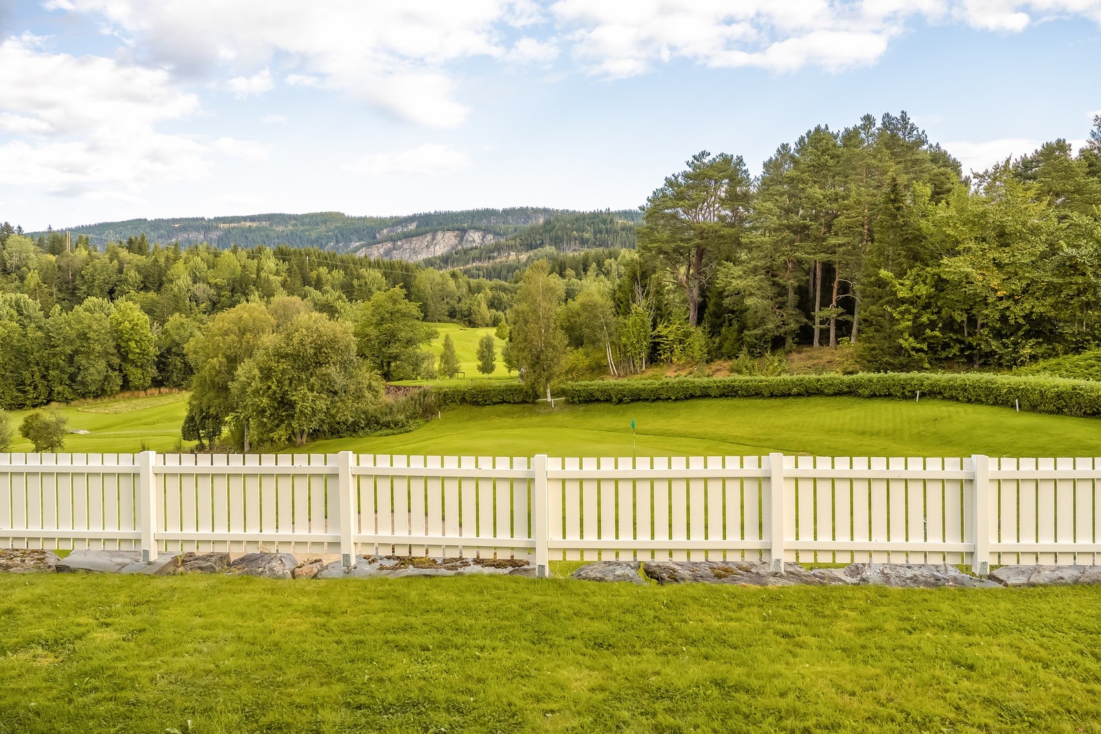 Leiligheten ligger på bakkeplan og har egen stor og privat hage, som er en sjelden fasilitet for 3-roms leiligheter. Galleribilde