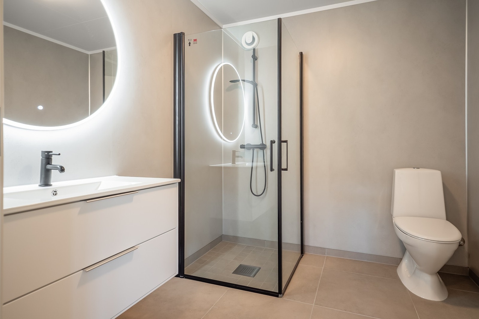 Dette nylig renoverte badet fra 2025 fremstår som både nytt og innbydende. Galleribilde