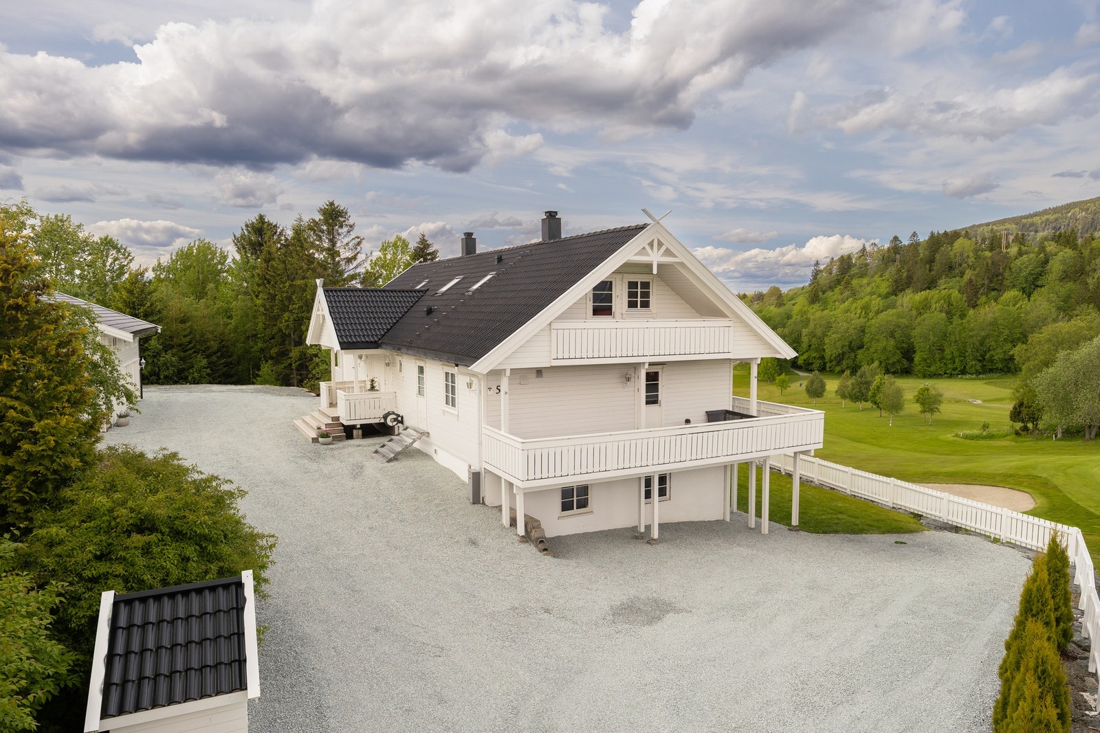 Boligen er en eierseksjon i en nyrenovert 3-mannsbolig med god og romslig planløsning, egne seksjonerte utenomhusarealer og parkering. Galleribilde