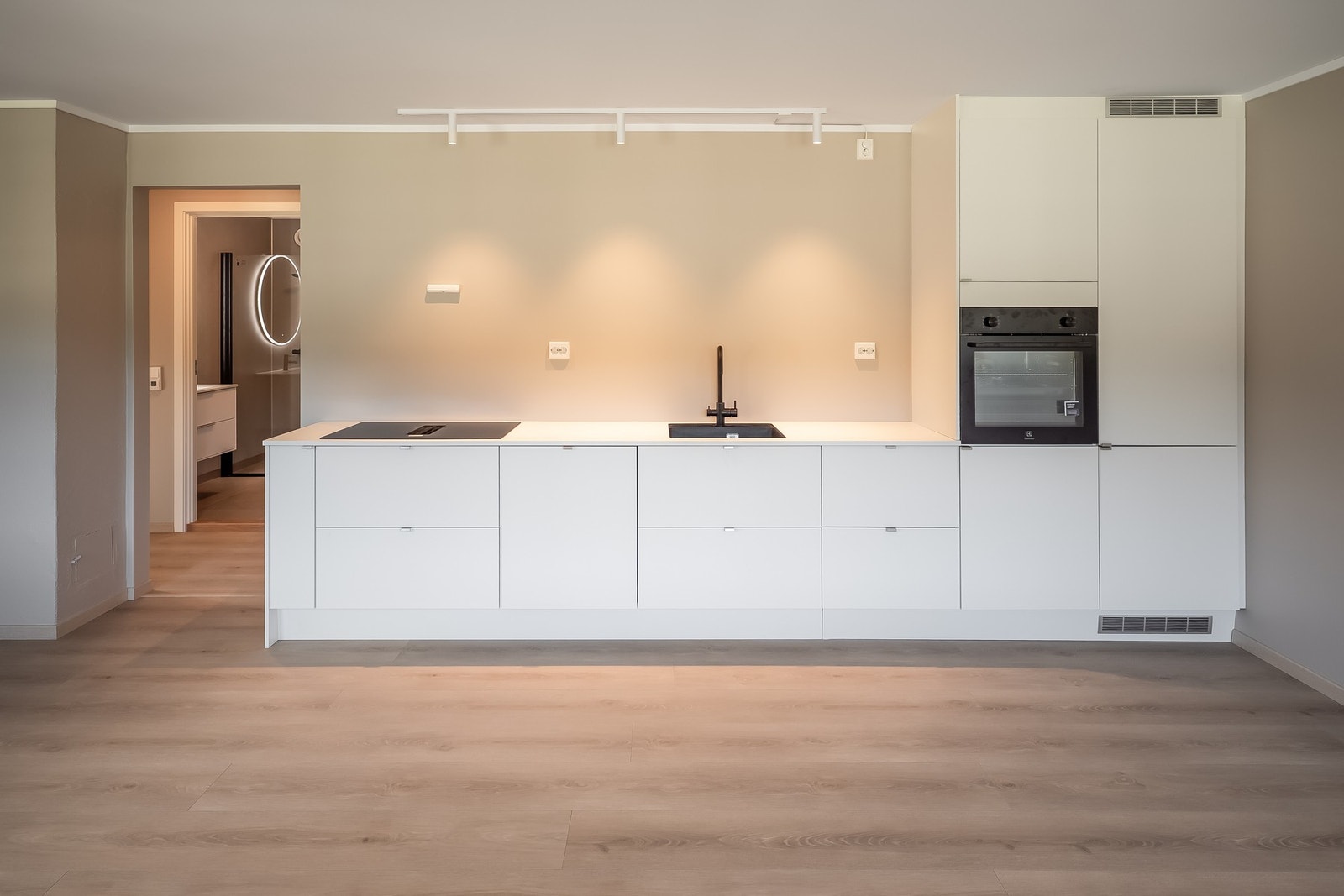 Den rene og enkle utformingen gir rommet et moderne preg, og gjør det til et hyggelig sted å lage mat i hverdagen. Galleribilde