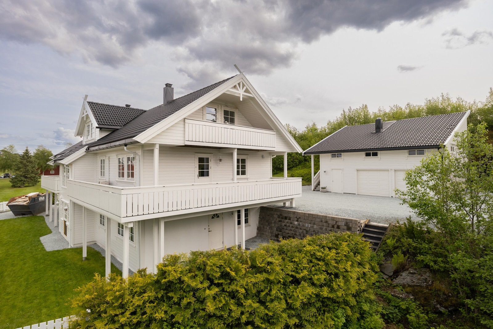 Eiendommen har gode solforhold og ligger på et høydedrag som gir flott utsikt utover golfbanen og fjellene i bakgrunn. Galleribilde