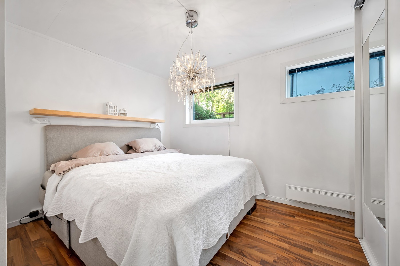 Hovedsoverom nede med praktisk skyvedørsgarderobe, god plass til dodobbeltseng. Galleribilde