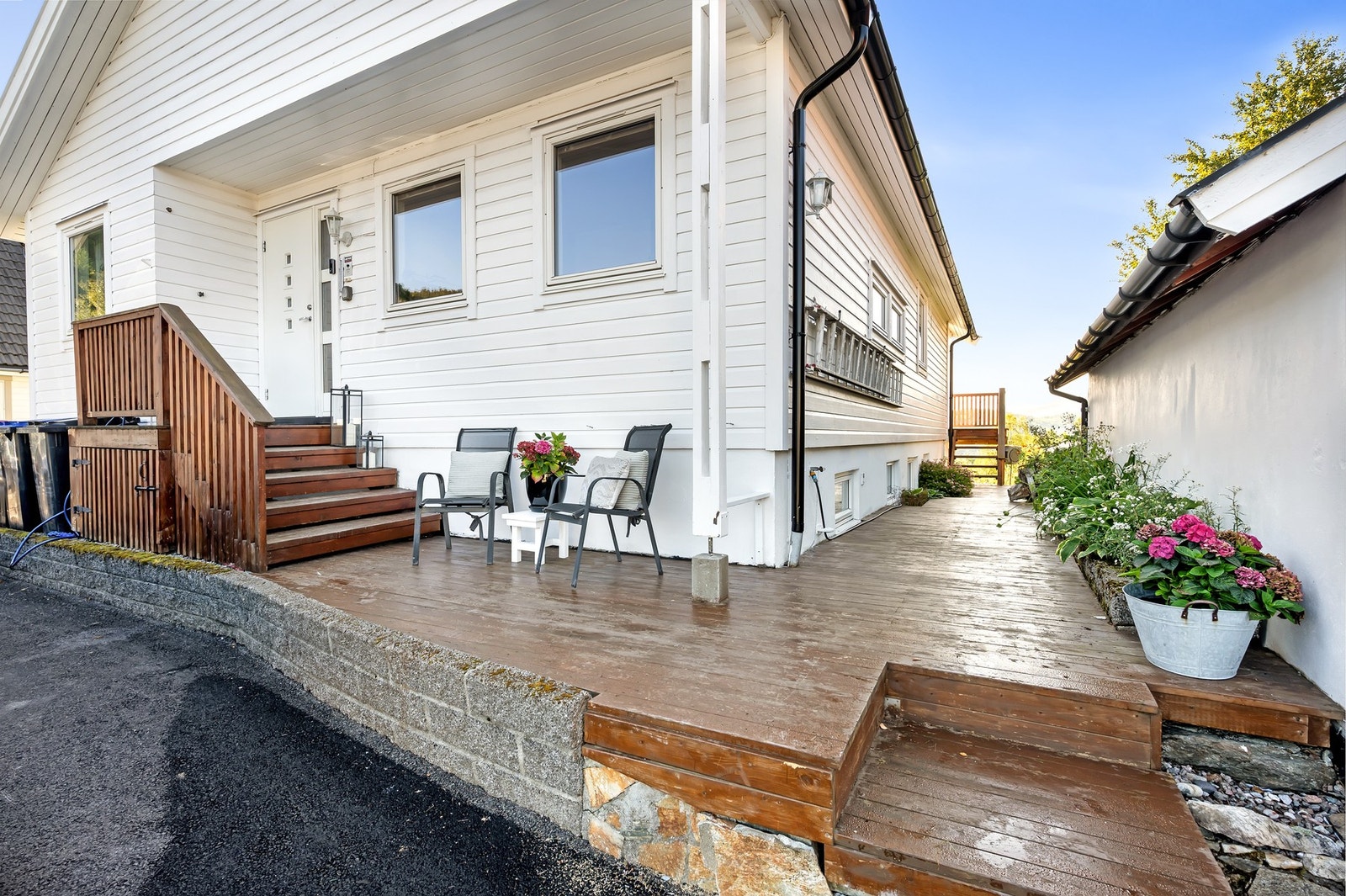 Terrasse i front med inngangsparti og, her har du gode solforhold på ettermiddag/kveld. Galleribilde