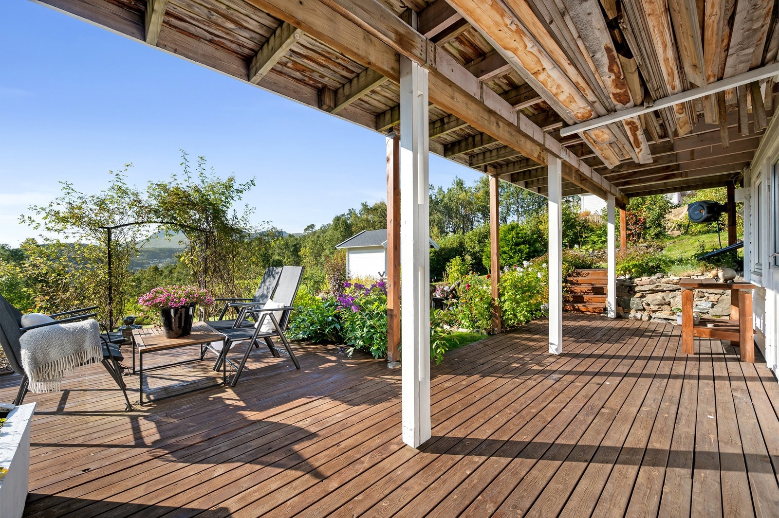 Flott markterrasse med direkte adkomst til opparbeidet grøntareal. Galleribilde