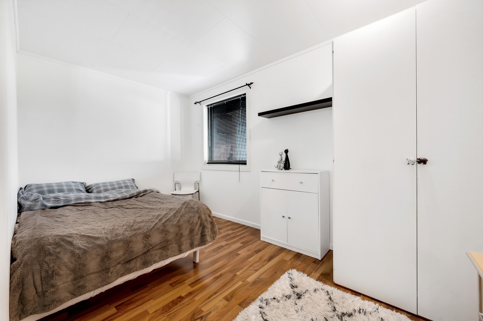 Soverom med god plass til seng, nattbord. Galleribilde