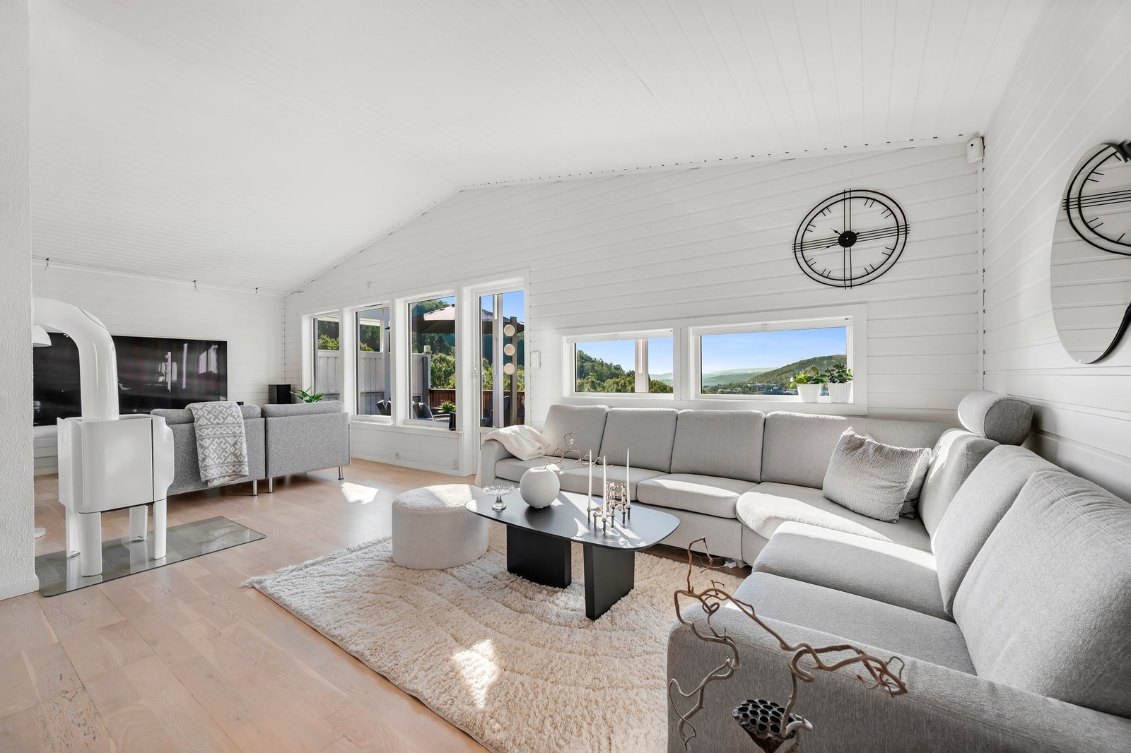 Romslig stue med store vindusflater som gir godt med naturlig lysinnslipp. Galleribilde