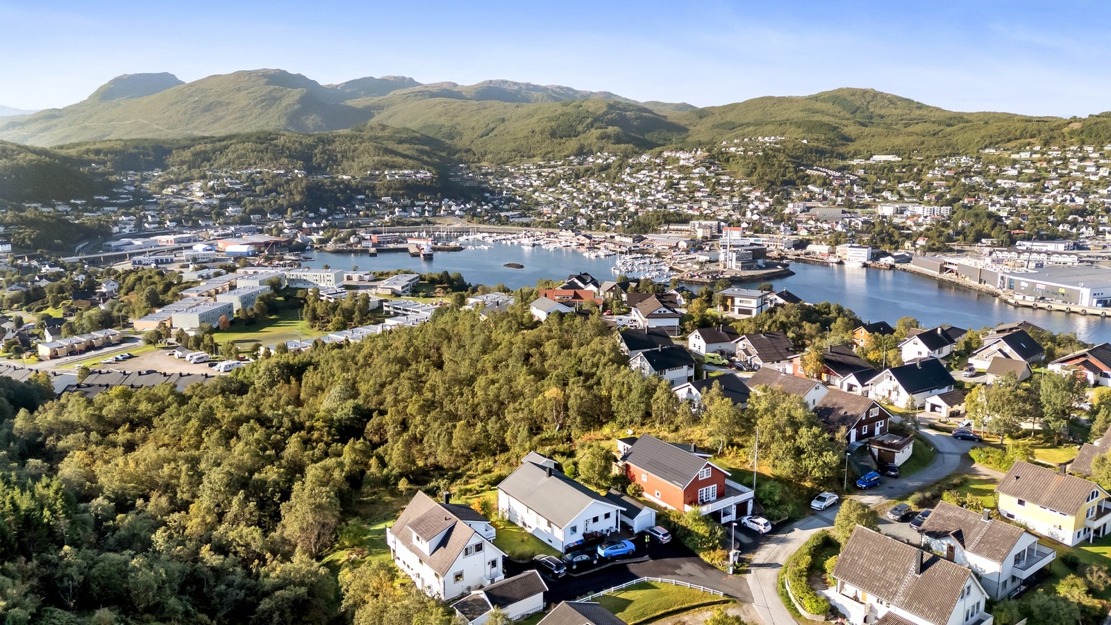 Boligen har en svært barnevennlig og fin beliggenhet på Gangsås med grense mot grøntareal. Galleribilde