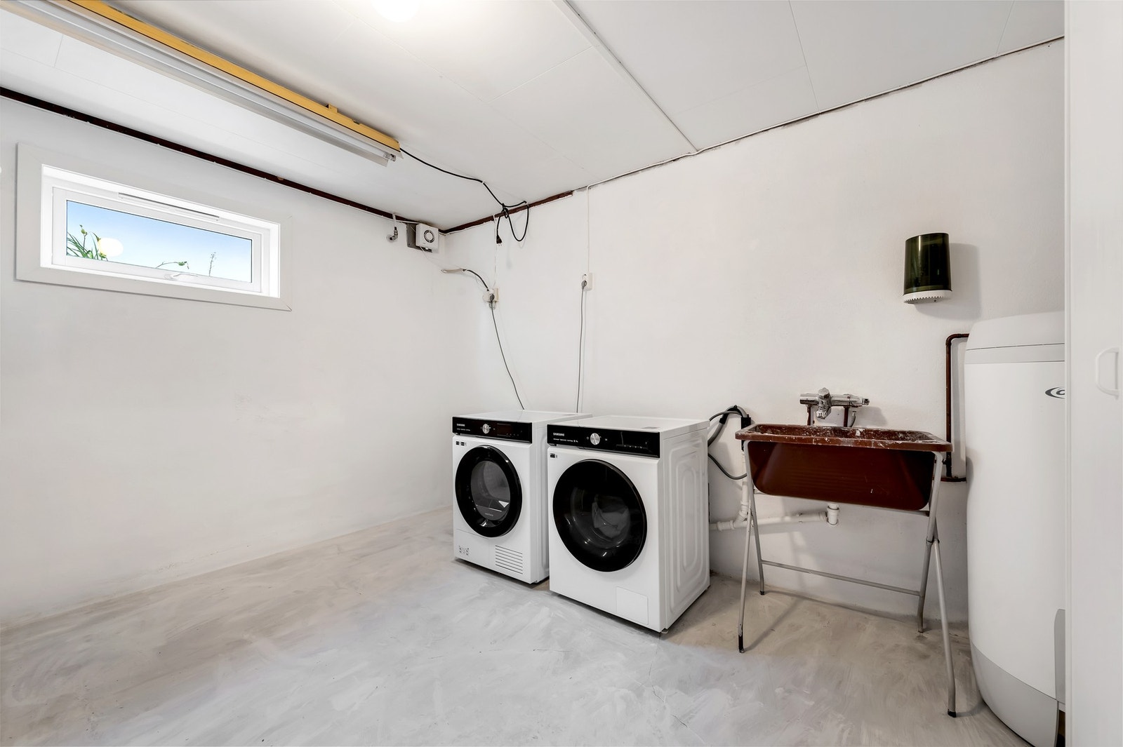 Vaskerom i kjeller med utslagsvask. Galleribilde