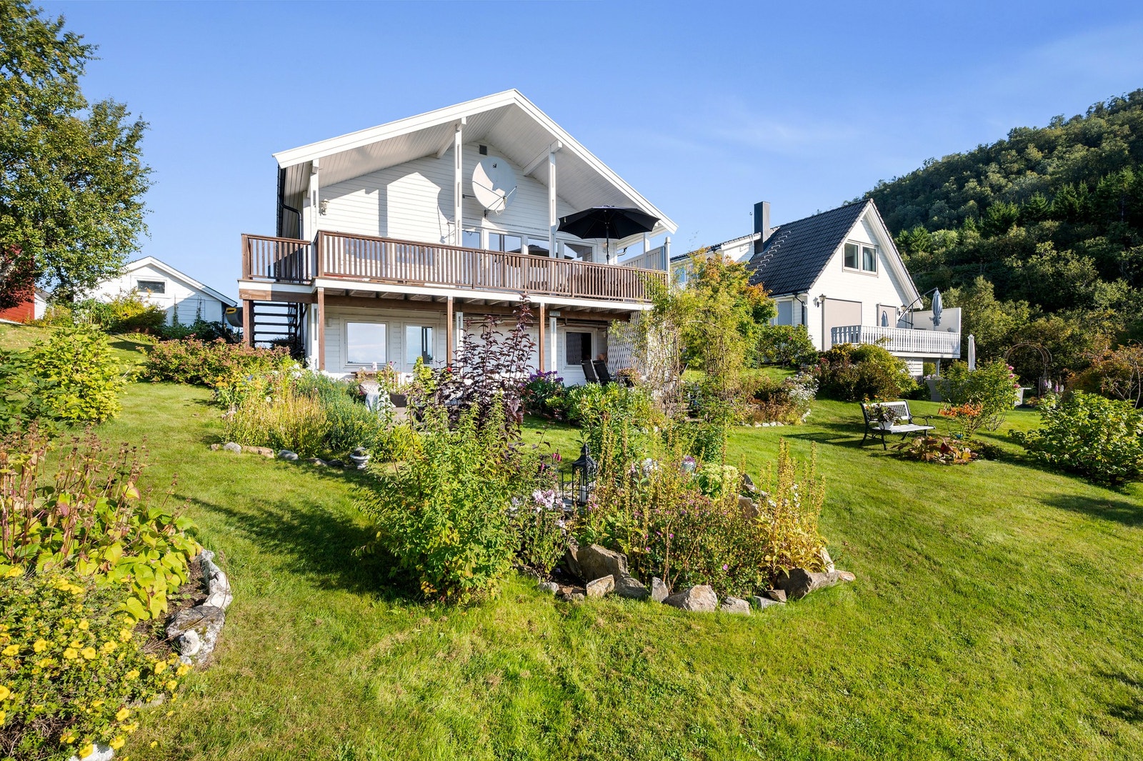 Eiendommen har en skjermet beliggenhet med opparbeidet hage. Galleribilde