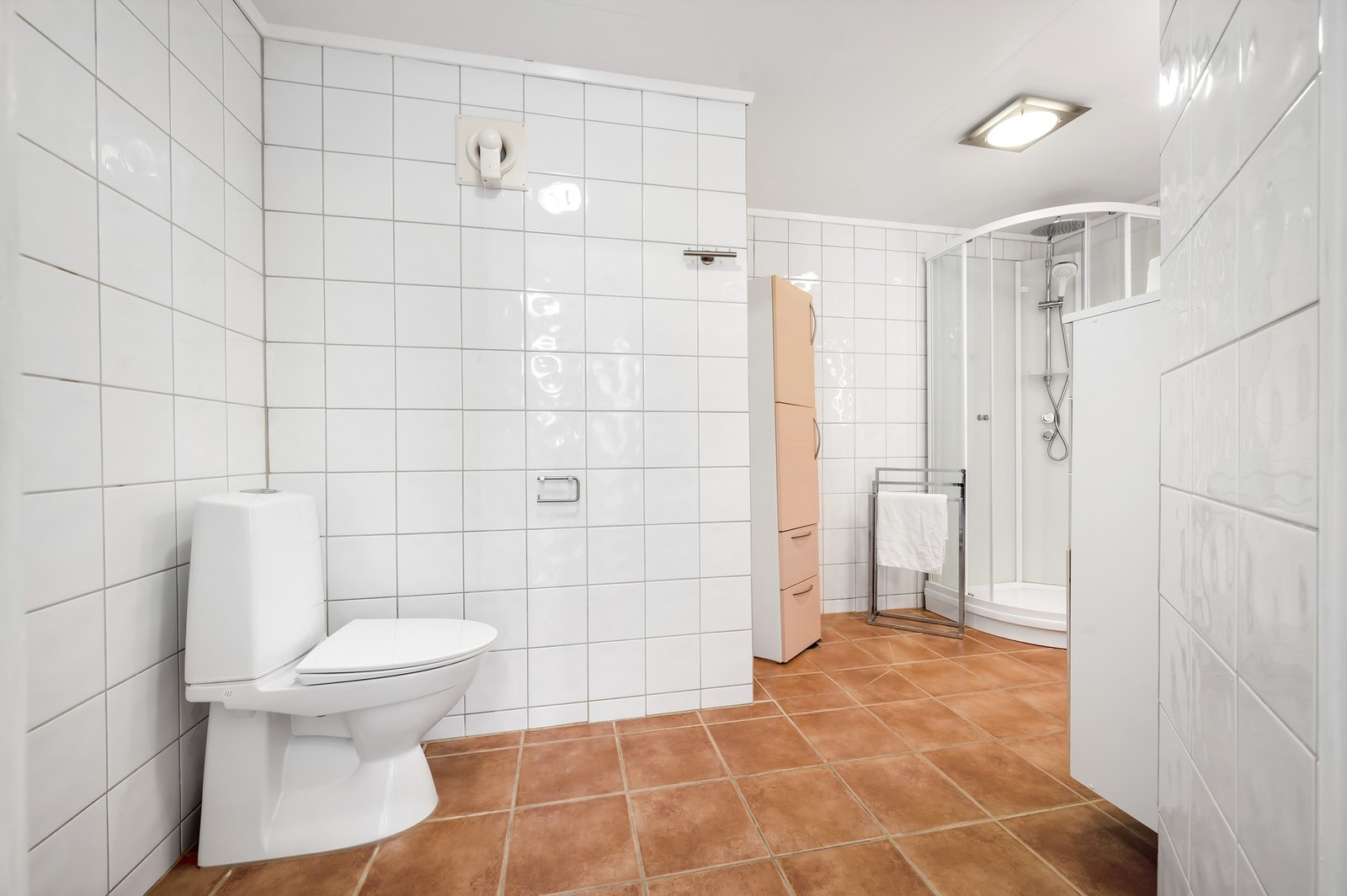 Nytt dusjkabinett, toalett og skap over vask ble byttet i 2024 av Comfort. Galleribilde