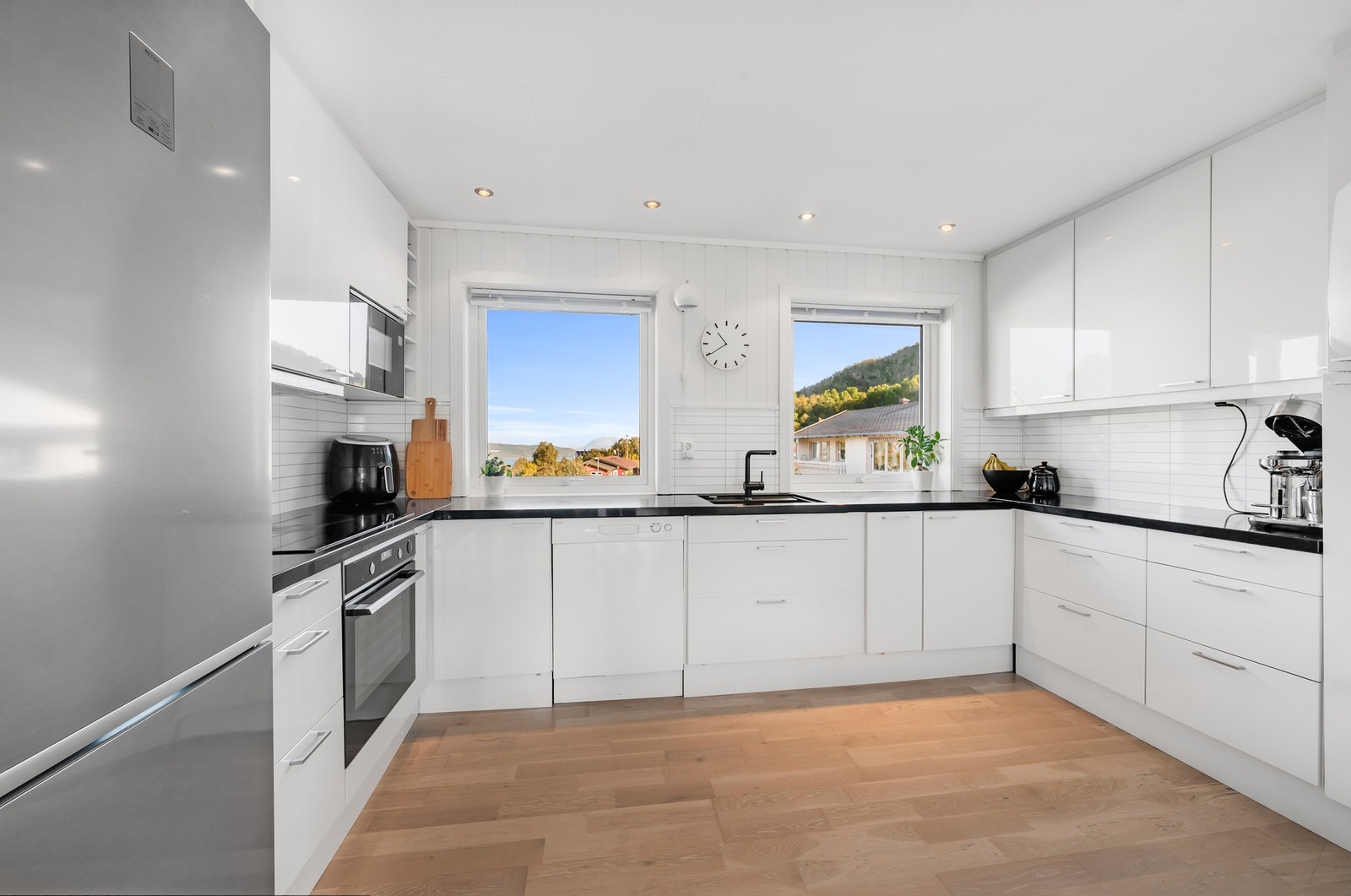 Kjøkkenet er nytt i 2021/22. Flott utsikt og god skap- og benkeplass. Galleribilde