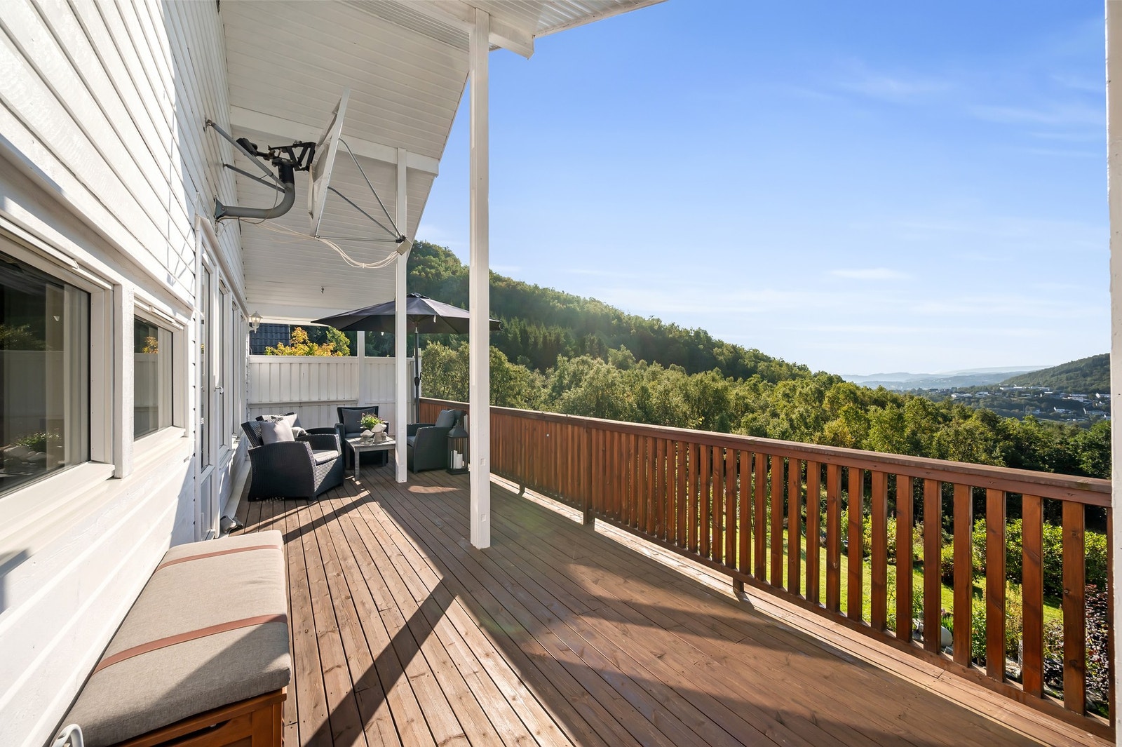 Terrasse med utgang fra stue med gode sol- og utsiktsforhold. Galleribilde