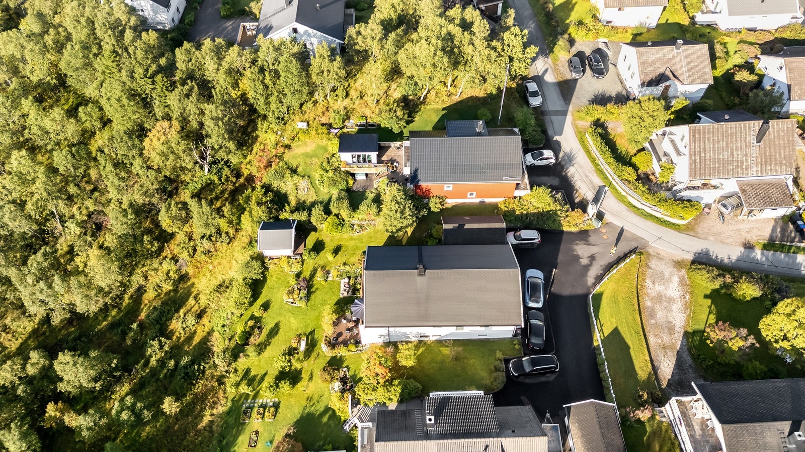 Flott opparbeidet tomt med grense til grøntareal. Galleribilde