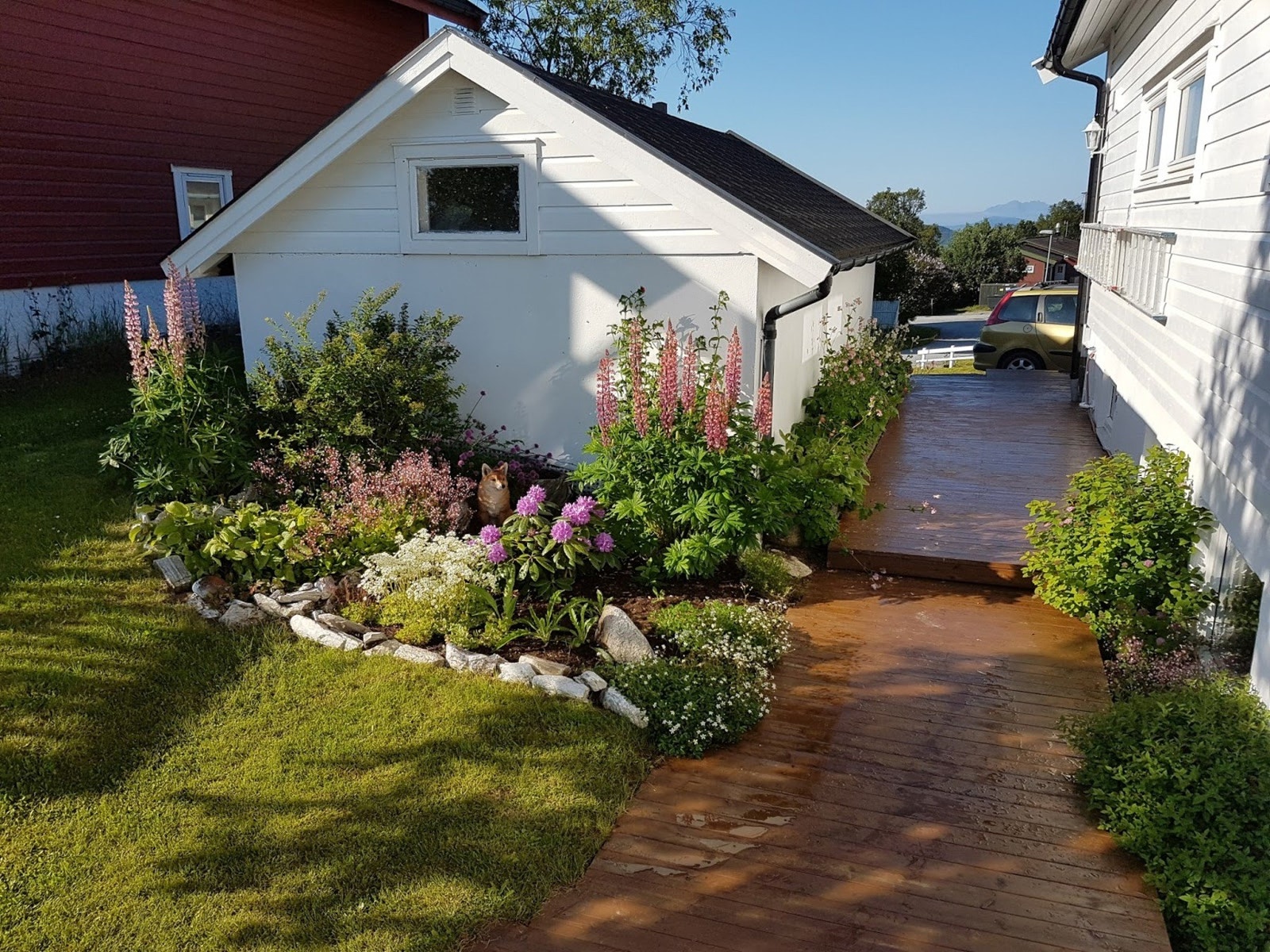 Terrasse mellom garasje og hus gjør adkomsten enkel. Galleribilde