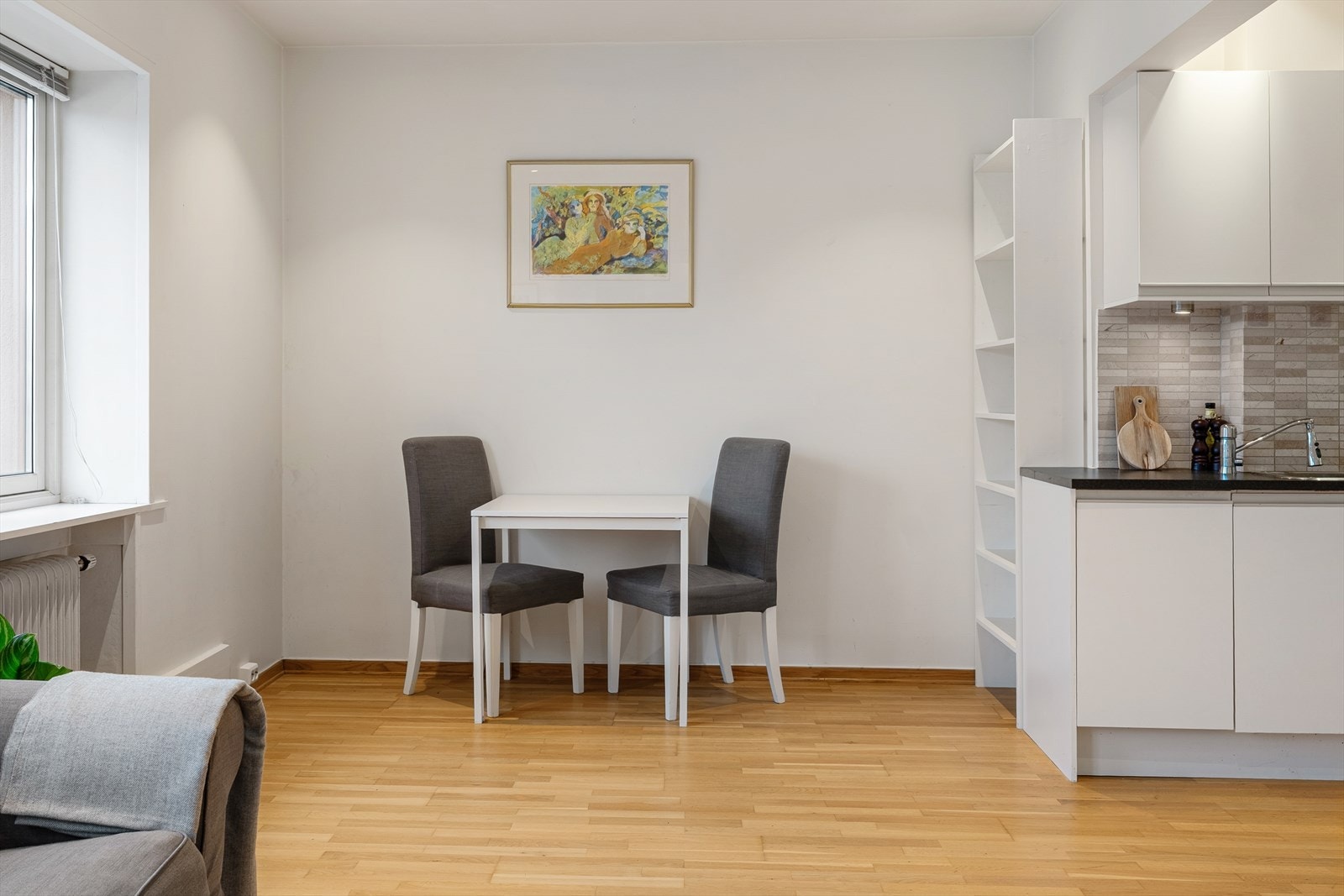 Her er det plass til kjøkkenbord - ideelt for hverdagsmåltider og hyggelige kaffestunder Galleribilde