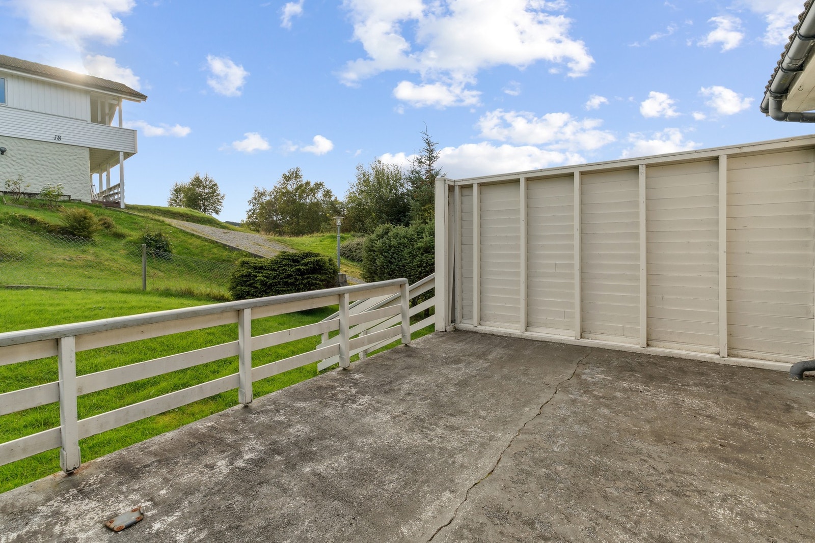 Terrasse på baksiden av huset. Galleribilde