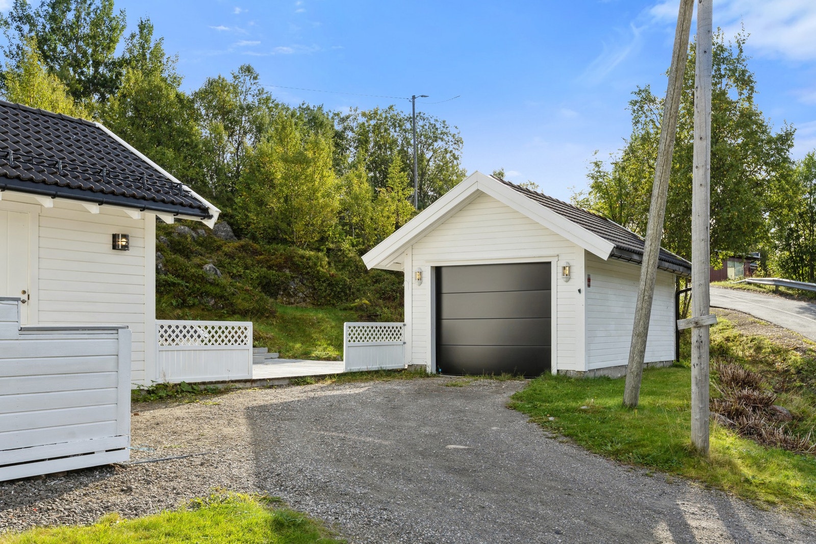 Praktisk med garasje - bilen står tørt og klart til bruk, samt god plass til parkering på gårdsplassen Galleribilde