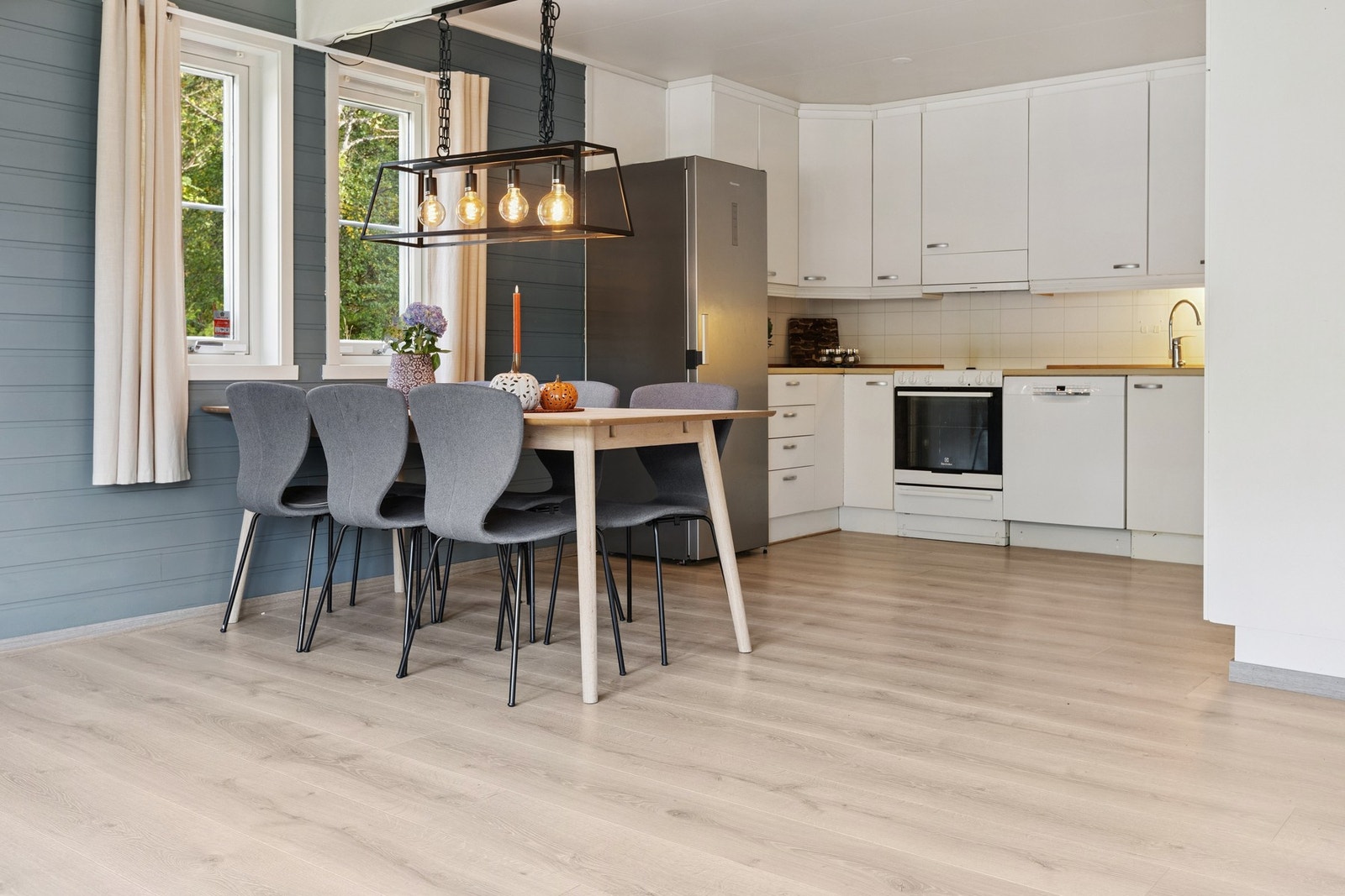 Praktisk med god spiseplass i tilknytning til kjøkkenet Galleribilde