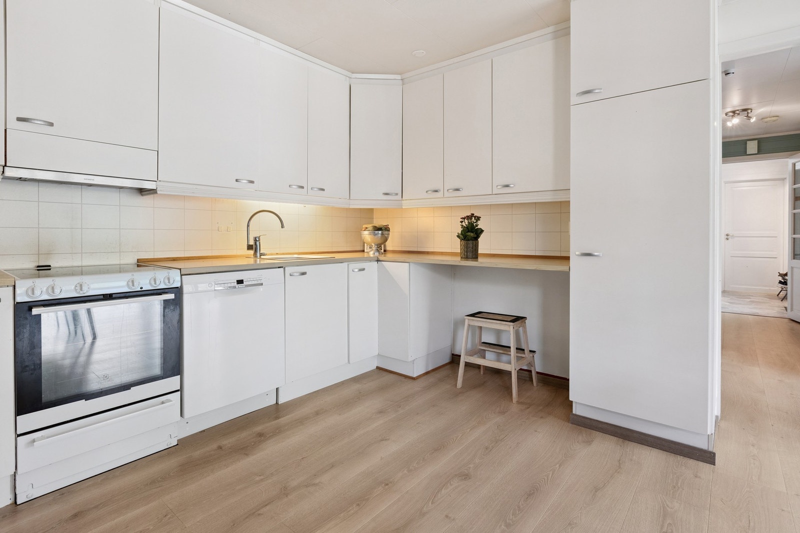 Praktisk kjøkkenløsning med god benk- og skapplass Galleribilde