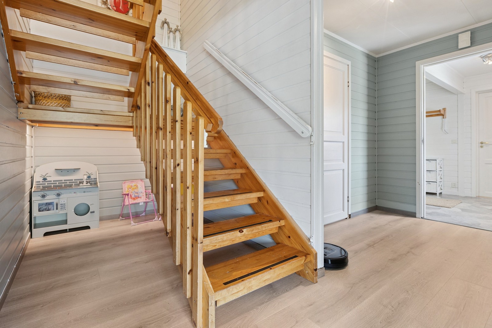 Stue m/trapp til loft Galleribilde