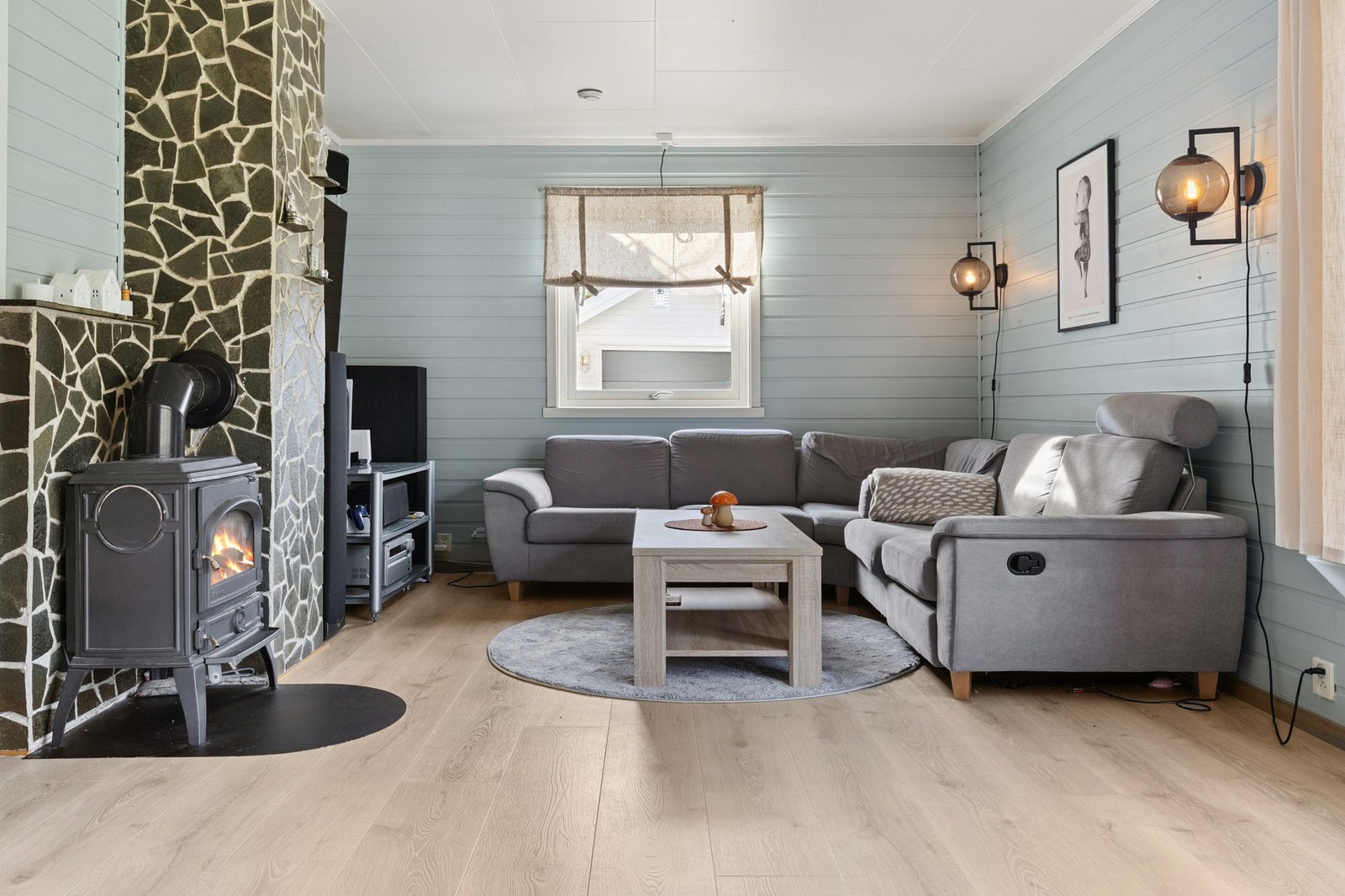 Romslig stue med god plass til både sofakrok ..... Galleribilde