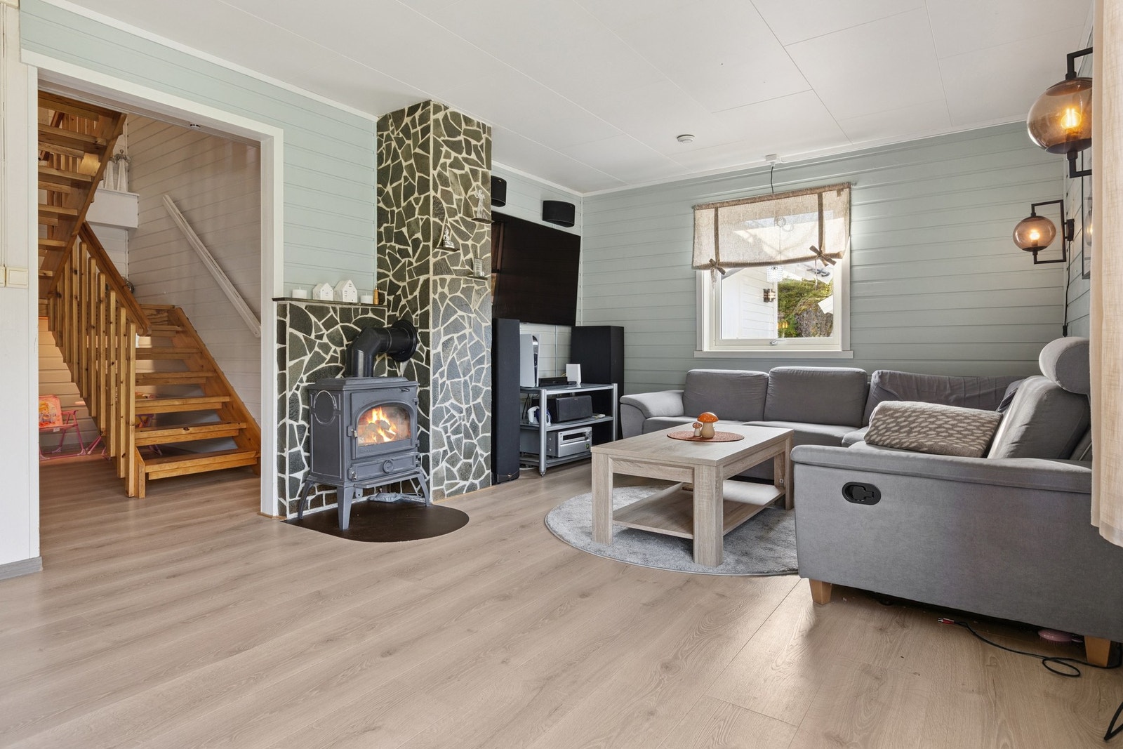 I stua er det vedovn som gir både varme og kos på kjølige dager Galleribilde