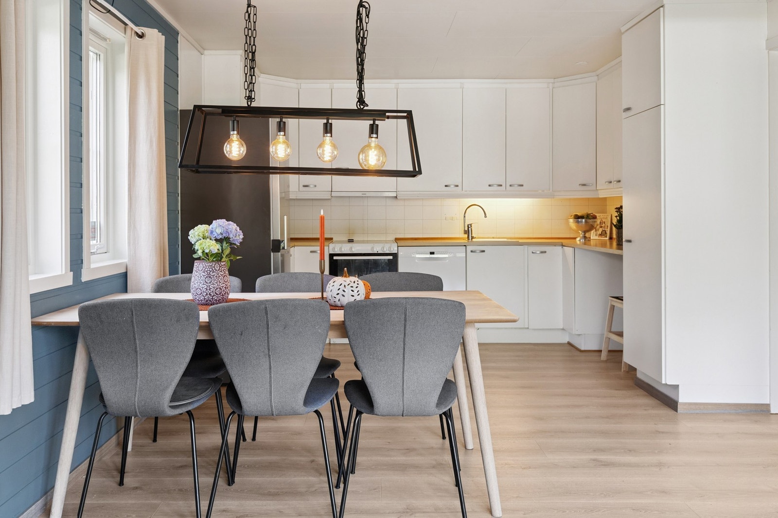 Kjøkken og stue i åpen løsning Galleribilde