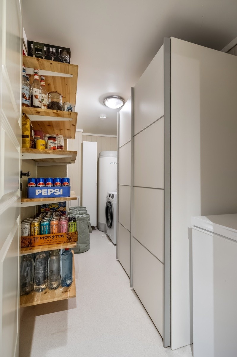 Matbod rett ved siden av kjøkkenet Galleribilde