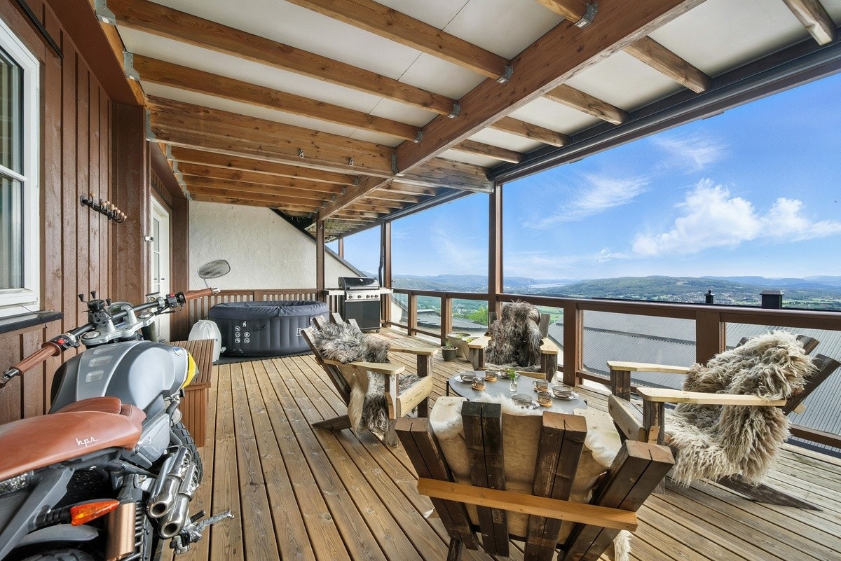 Stor veranda og fantastisk utsikt - Turområder og naturen rett utenfor døra! Galleribilde