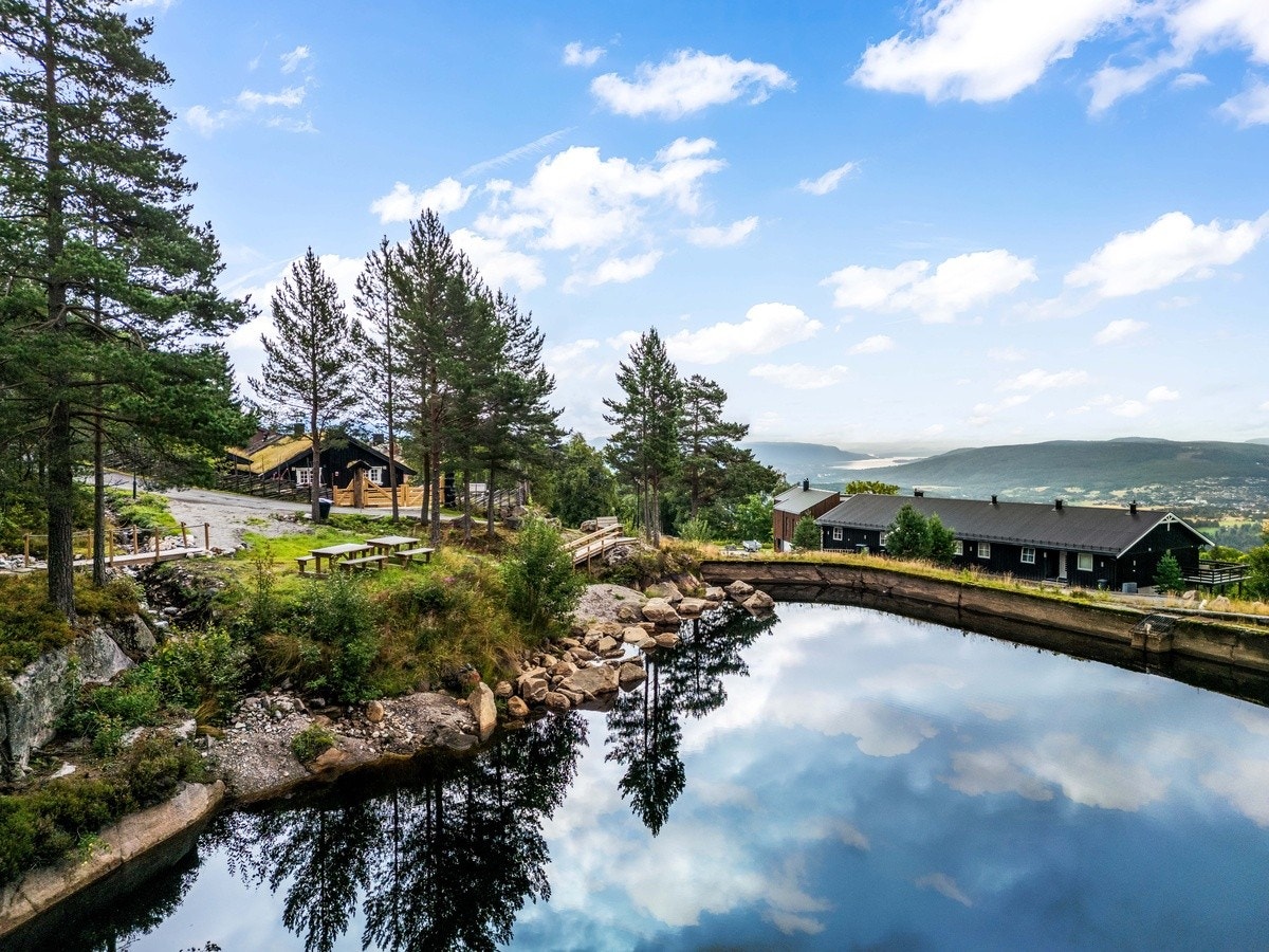 Sameiet har et lite vann som er mulig å bade i. Galleribilde