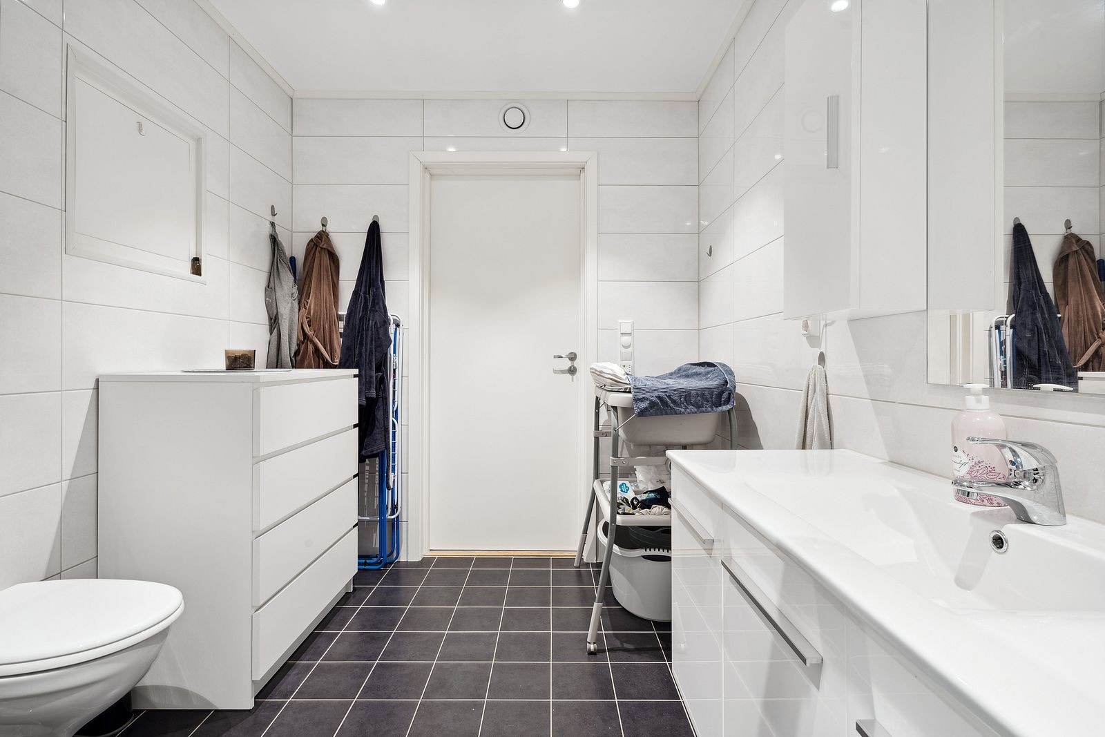 Pent og romslig bad med varmekabler i gulvet. Galleribilde