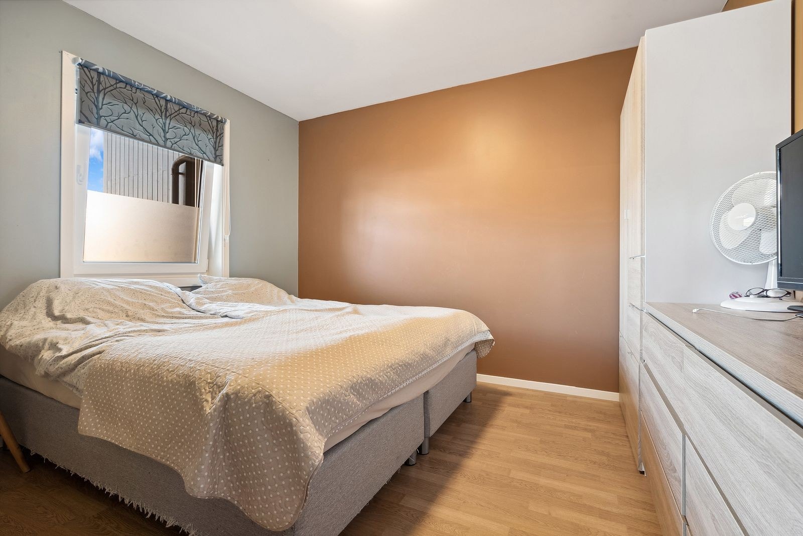 Leiligheten har totalt 3 soverom, der dette er hovedsoverommet på ca. 12 kvm. Galleribilde