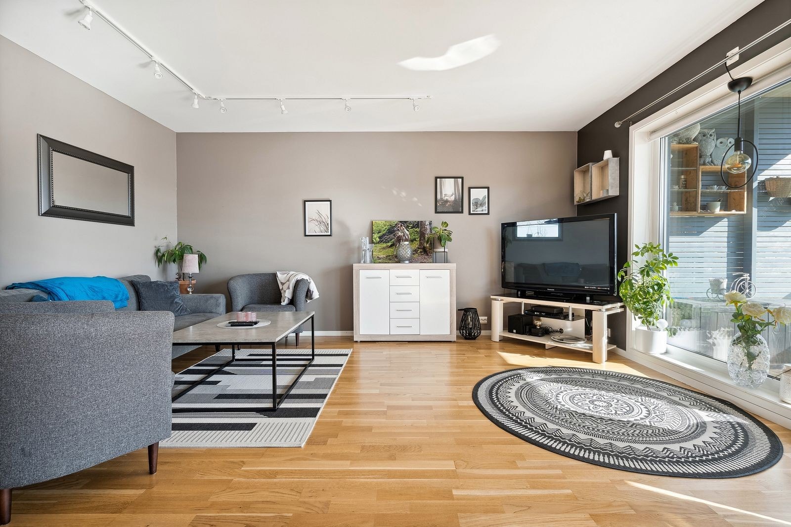 Stue og kjøkken utgjør ca. 34 kvm. Her får man utgang til terrasse. Galleribilde