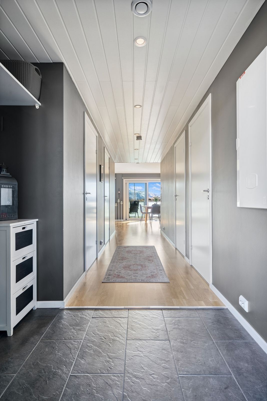 Velkommen inn til en lys og innbydende entré med fliser på gulvet! Galleribilde