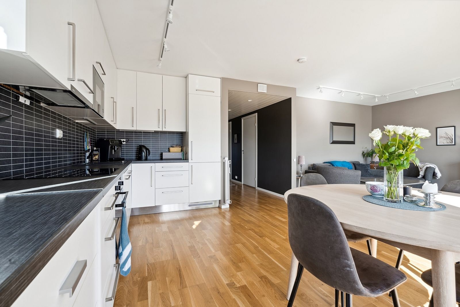 Kjøkkenet er det installert med blant annet kjøl/fryseskap, oppvaskmaskin, stekeovn og induksjon koketopp. Galleribilde