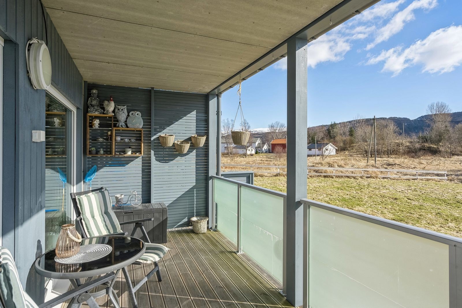 Terrassen gir direkte tilgang til utendørsområdet, perfekt for å la barna løpe ut og leke fritt. Galleribilde