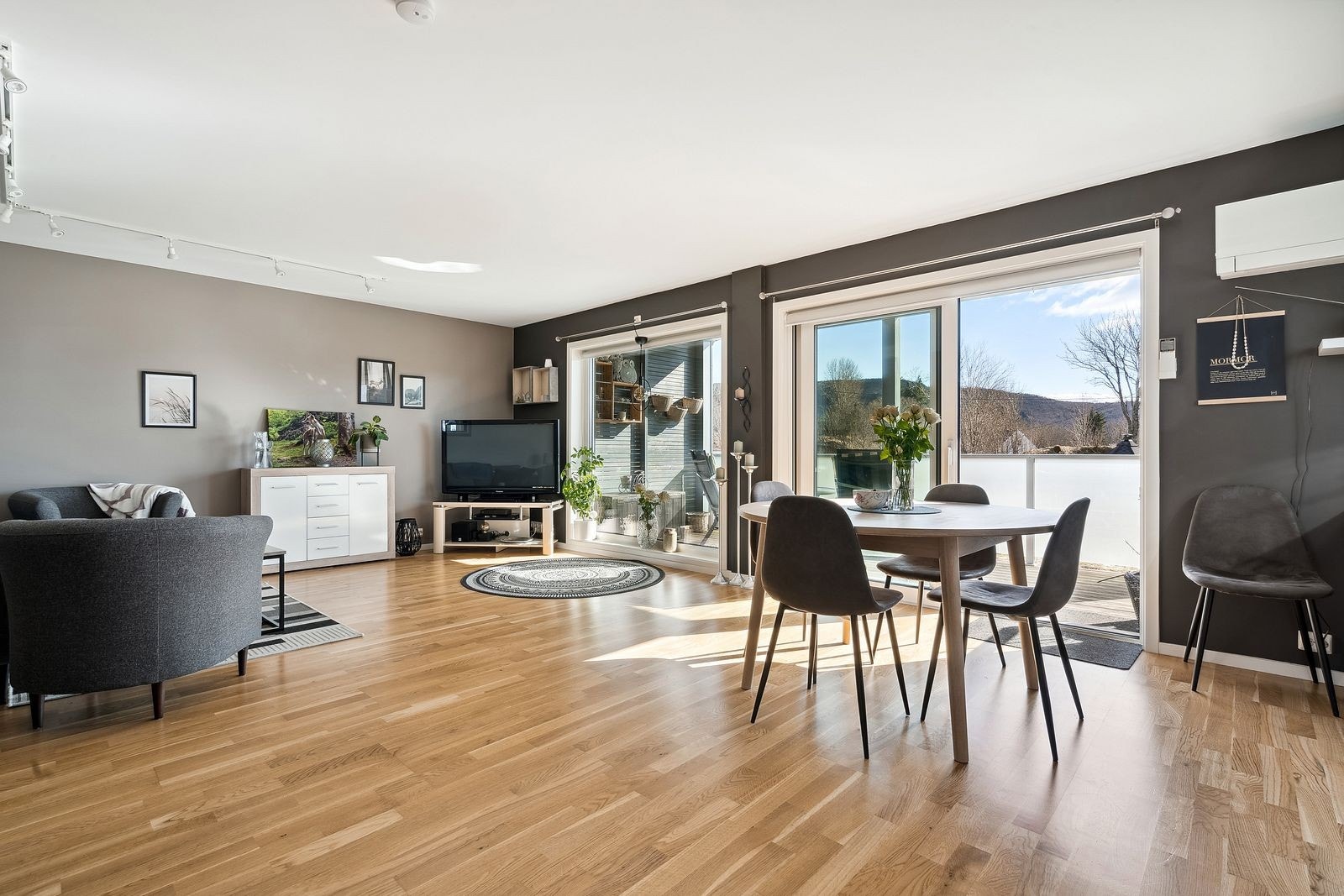 Leiligheten har en sentral beliggenhet, bare noen hundre meter fra Leland sentrum i Leirfjord. Galleribilde