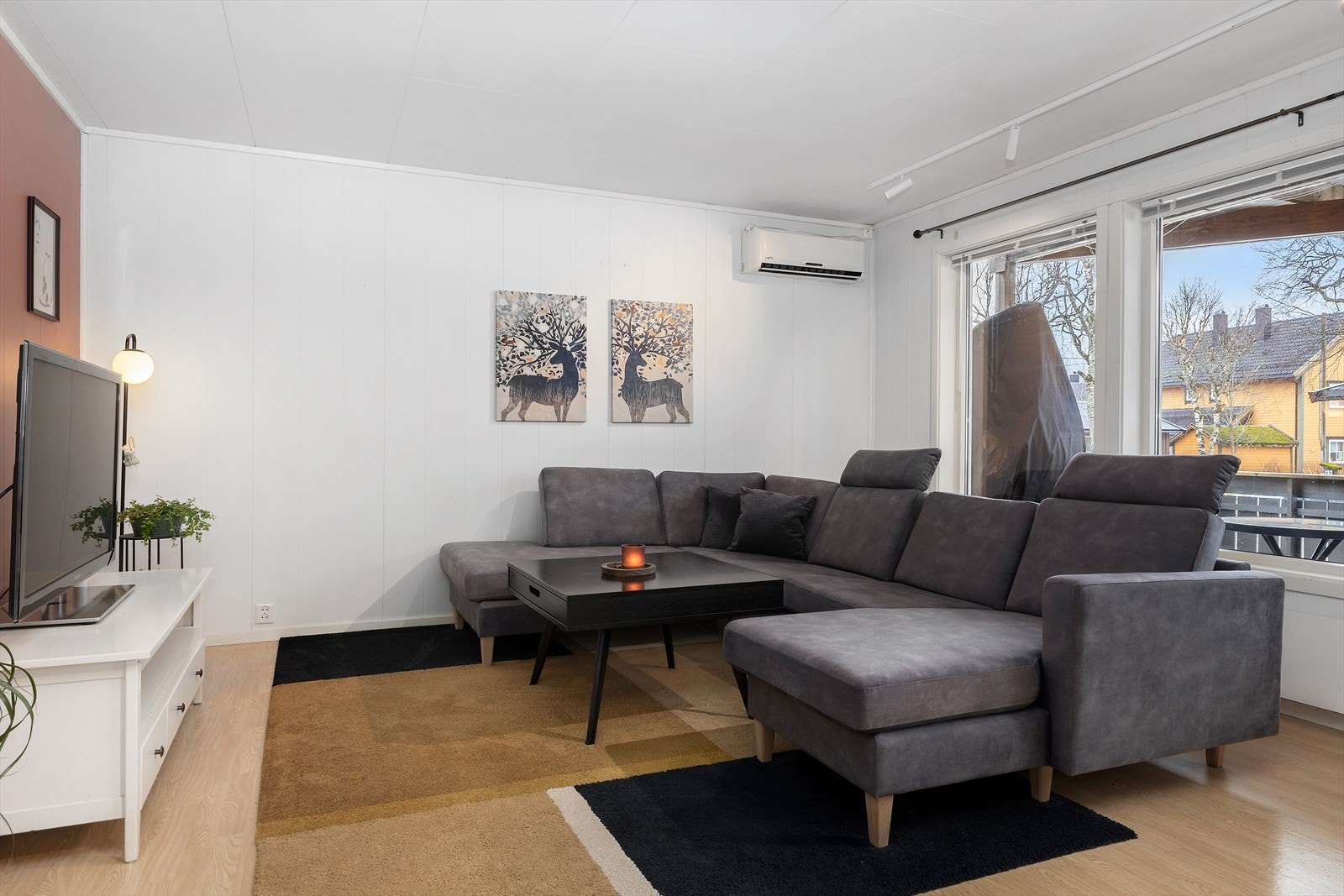 Sameiet består av i alt åtte seksjoner fordelt over to firemannsboliger. Boligene ligger sentralt til med veranda vendt utover på tomten. Galleribilde